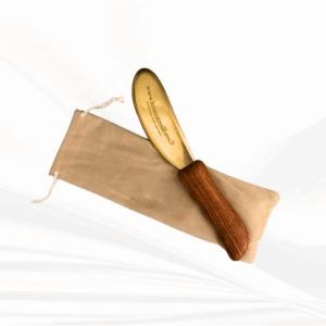 Gua sha laiton avec manche en bois + housse / 30€